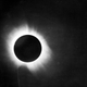 Una de las fotografías tomadas del eclipse de 1919 durante la expedición de Eddington, la cual confirmó las predicciones de Einstein. Wikimedia Commons